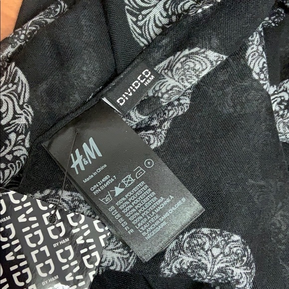 NWT H & M Divided Black Skull Scarf - Picture 3 of 3